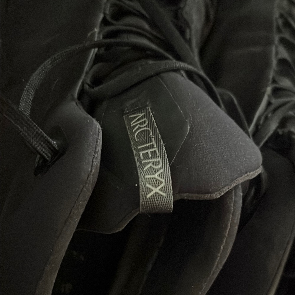 Arc'teryx Sleek Black Outerwear